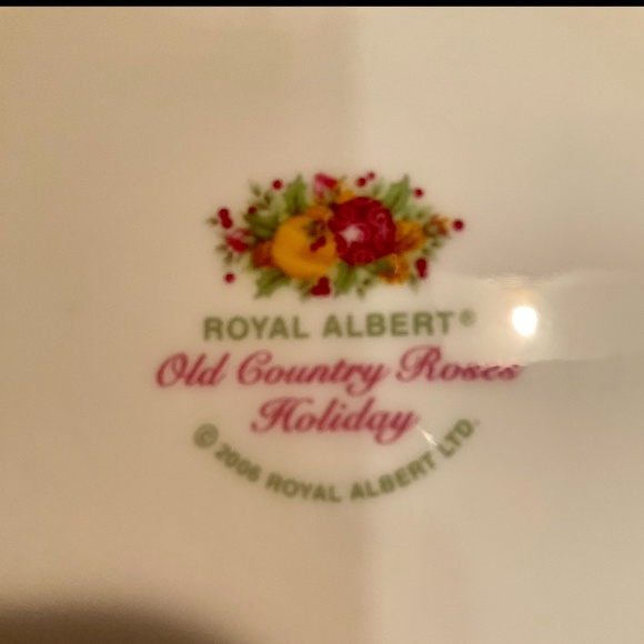 “Holiday” Christmas Old Country Roses  4 New Dinner Plates by Royal Albert $140. - Picture 6 of 6